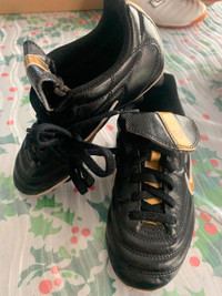 Nike youth sz 13, black/gold soccer cleats in great condition