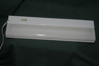 Fluorescent 18 inch light fixture by GE with F15T8-CW bulb
