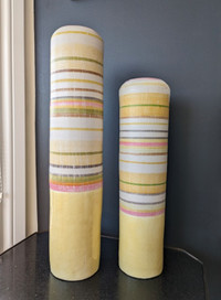 Deux vases décoratifs multicolores