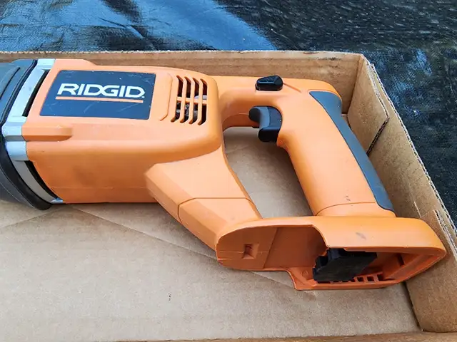 Ridgid R8442 Battery Operated 18Volt Sawzall Tool & Battery in Power Tools in Windsor Region - Image 3