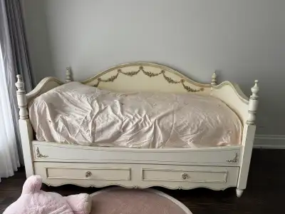 Elegant, Vintage-style Daybed, View more