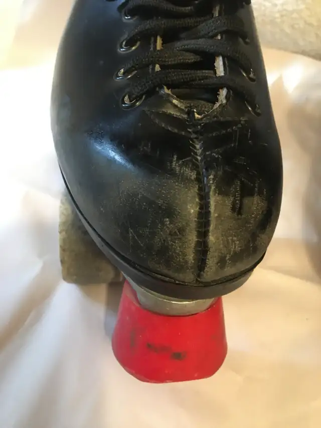 VINTAGE DOMINION CANADA LEATHER ROLLER  SKATES in Skates & Blades in Mississauga / Peel Region - Image 6