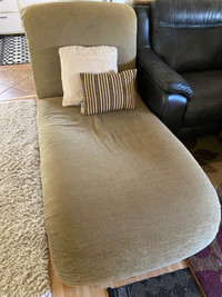  Lounger chair with 2 pillows 