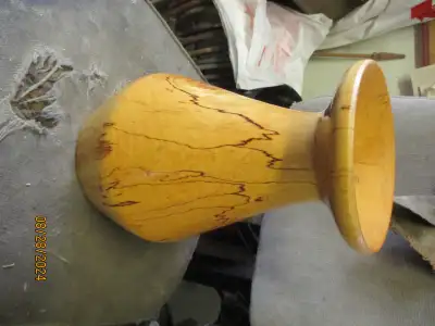 Selling quickly at $20.00 ...great shape as shown..unmarked as to maker.........its 7 inches across...