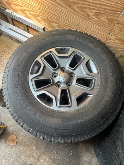 5 Pneus d’hiver Toyo WLT 1 Open Country LT285/70R17 avc mags original JEEP