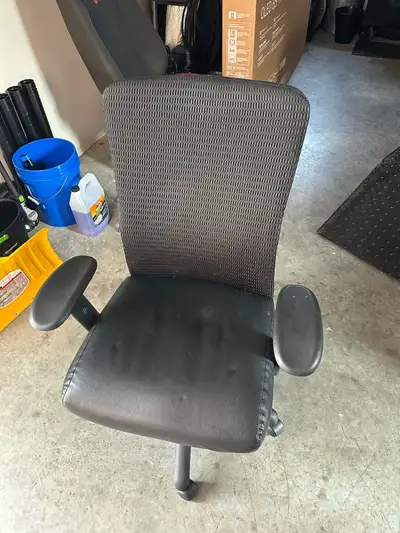 Black desk/computer chair in good quality. Seat leans back and the chair goes up and down. Only sell...