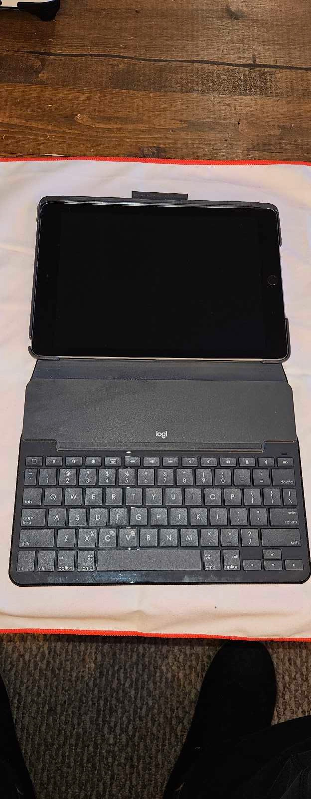 IPad 32 Gb 6th Generation with Keyboard  in iPads & Tablets in Kitchener / Waterloo - Image 2