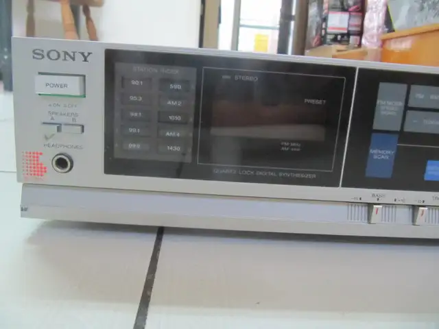 Classic Sony Model STR -AV330 AM/FM Stereo Receiver Circa 1984 in Stereo Systems & Home Theatre in Mississauga / Peel Region - Image 3