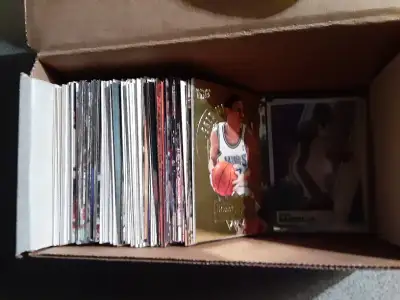 Lot de 153 cartes de Basketball differentes des KINGS de SACRAMENTO de la NBA.....annees 90 et plus,...
