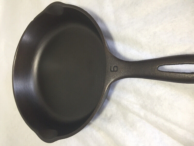 Unmarked Wagner Cast Iron Pan - #6 on handle in Arts & Collectibles in Belleville - Image 2