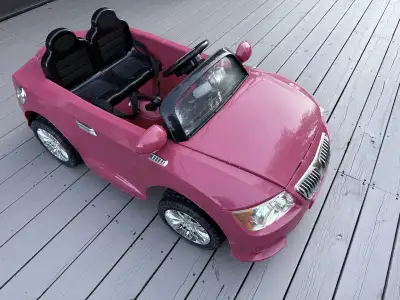 Used but fully working children’s ride on toy car. Powerful 12v motor with recently replaced battery...