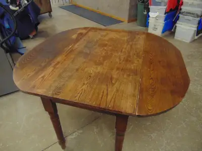 OAK DROPLEAF TABLE PLUS 4 1/4 OAK CHAIRS ANTIQUES CHAIRS ARE IN VERY NICE CONDITION ONE BEING AND AR...