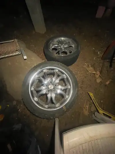 Salut j’ai 4 mags 18 pouce. Qui ont besoin d’amour. Sont parfait pour l’hiver Il vien avec 2 tire hi...