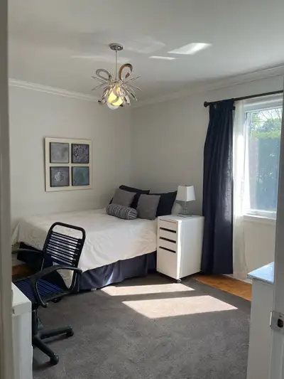 Cherchez-vous une chambre meublée dans un secteur très tranquille à proximité de transport en commun...