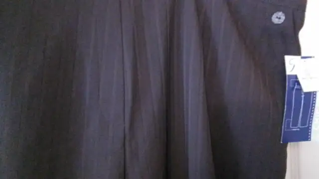 Woman's Dark Brown Pants Size 28 Petite (4X)  Zipper & Pockets in Women's - Bottoms in City of Toronto - Image 4