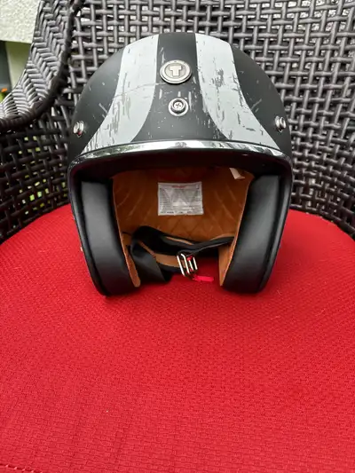 Casque de moto usagé jamais eu d’impact à peine utilisé.