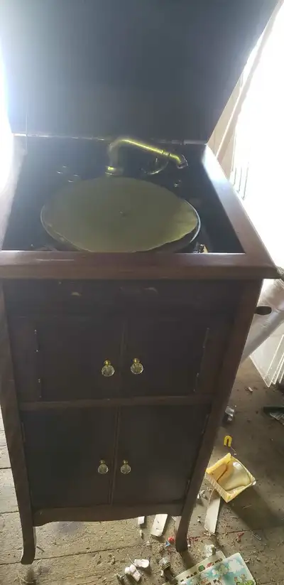 ANTIQUE REGAL IDEAL PHONOGRAPH RECORD PLAYER UP FOR SELL IS THIS ANTIQUE REGAL IDEAL PHONOGRAPH UNIT...