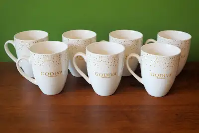 Un lot de 7 grandes tasses Godiva de 500 ml, View more