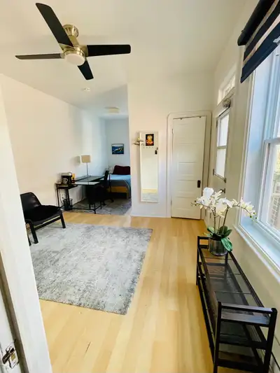 Chambre meublée lumineuse et confortable à louer dans un appartement calme situé à NDG, idéale pour...