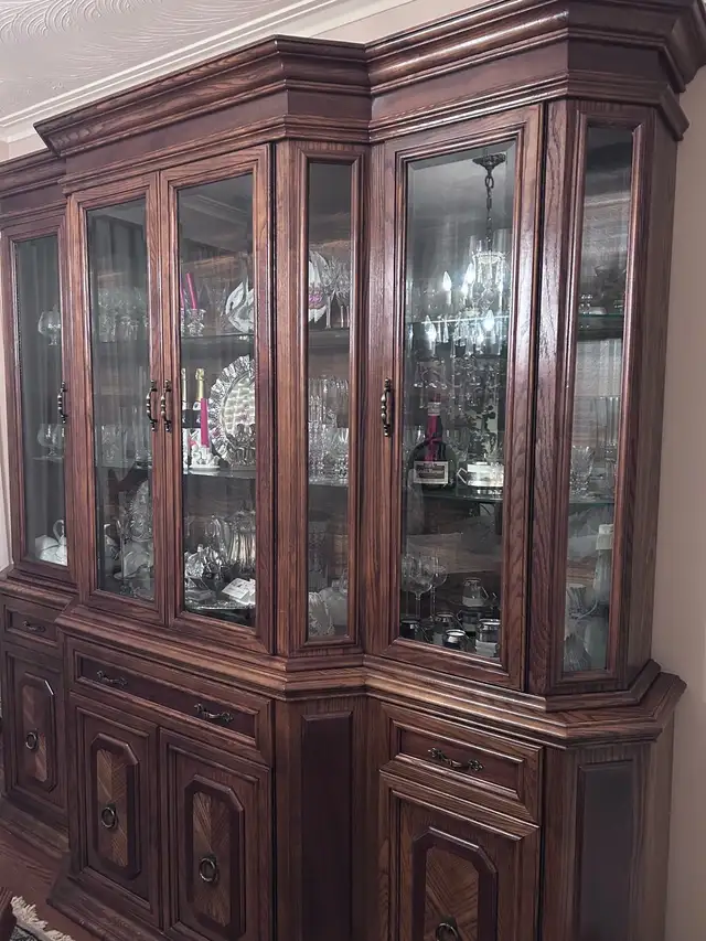 Oak Dinning Table/Hutch/6 chairs in Dining Tables & Sets in City of Toronto - Image 3