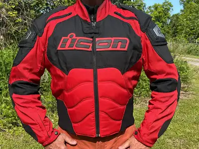 This is an Icon TMAX motorcycle jacket in size large, perfect for riders seeking style and protectio...