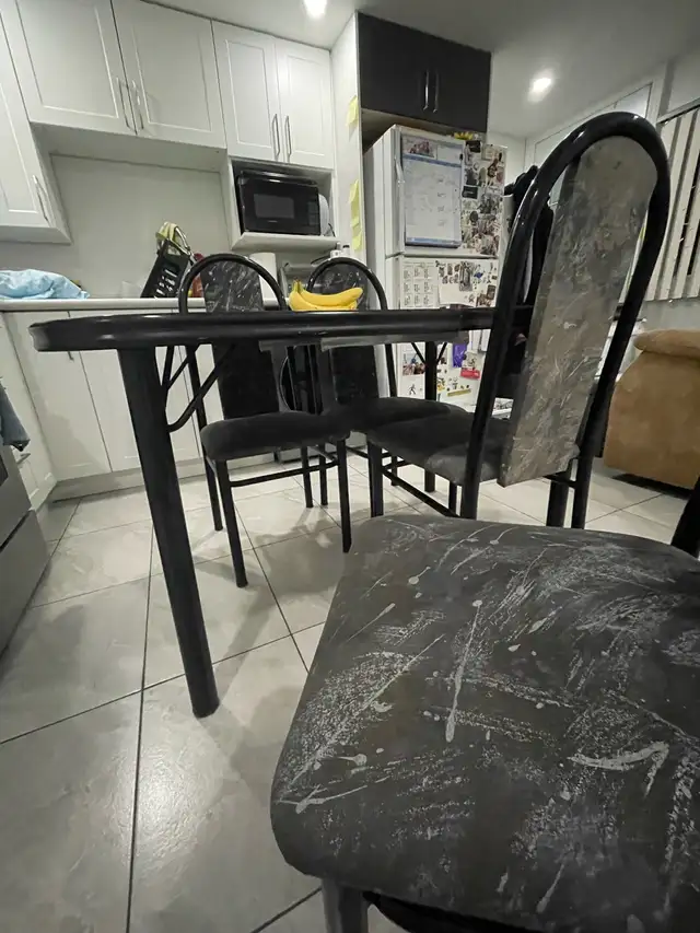 Fauteuil et table avec quatre chaises à vendre in Dining Tables & Sets in Longueuil / South Shore - Image 8