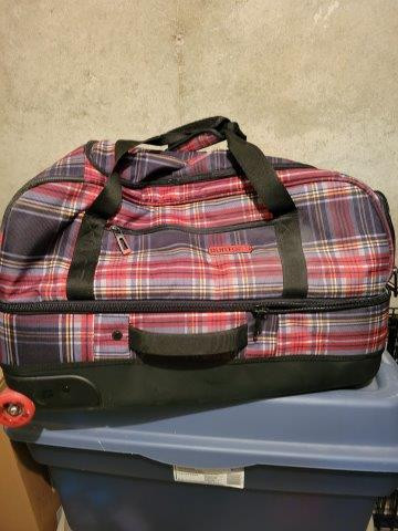 Large Burton luggage bag in Other in Kitchener / Waterloo - Image 4