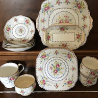28-piece Royal Albert PETIT POINT Dishware collection; Exc. Cond