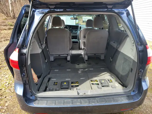 2015 Toyota Sienna LE AWD in Cars & Trucks in Quesnel - Image 3