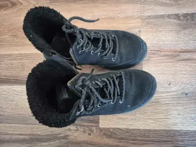 Voici une paire de chaussures Skechers, parfaites pour affronter le froid avec style et confort. Ces...