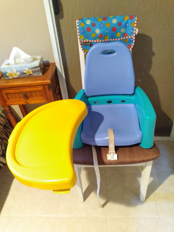 Chaise d'appoint pour enfants avec tablette dans Nourriture et chaises hautes  à Lac-Saint-Jean - Image 2