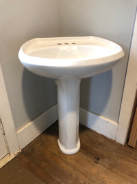 Bathroom pedestal sink