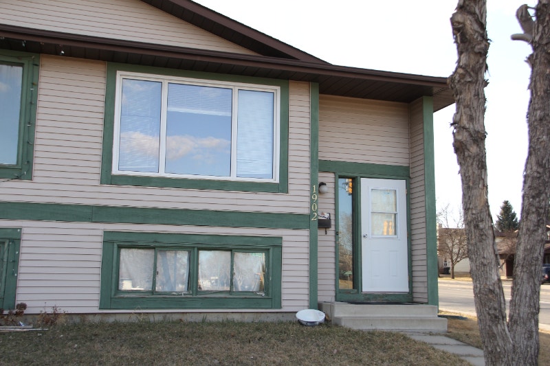 1902 Mckercher Drive Duplex With Basment Long Term Rentals