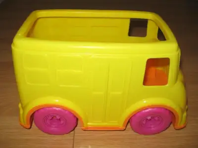 Tous les articles sont très propres, sécuritaires et en très bon état. 1-2- Autobus scolaire jaune e...