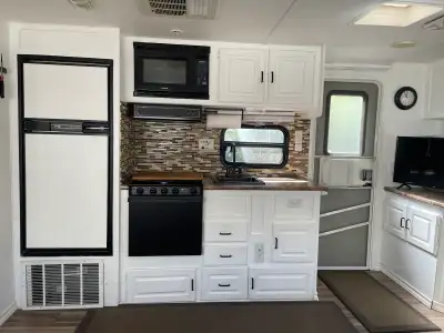 Thor Tahoe 25RL large 12’x3’ slide with extras Everything works as it should Fridge, stove, furnace,...