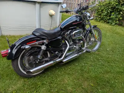 Magnifique Sportster Custom 1200 cc, en très bon état avec plusieurs accessoires (muffler, siège, ca...