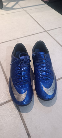 Souliers de soccer grandeur 6,5 garçon 10$