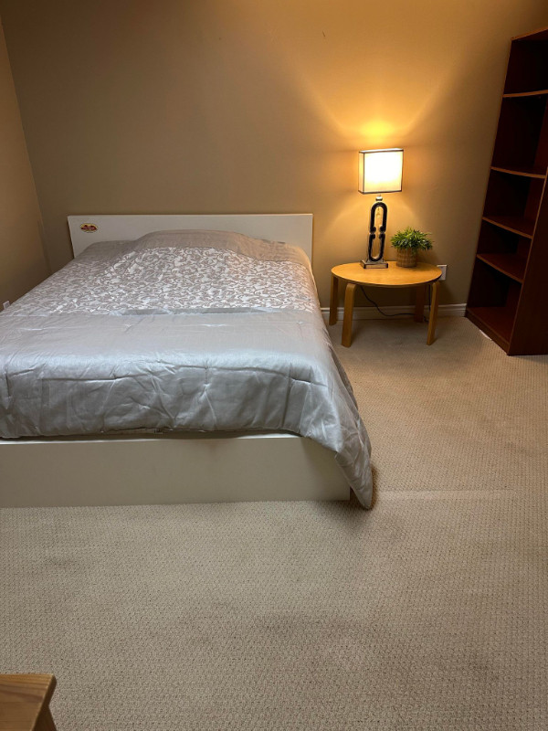 獨立宽敞/干净带家具的地下室房间+獨立浴室出租 in Room Rentals & Roommates in Markham / York Region - Image 3