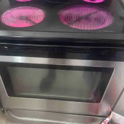 Je vends une cuisinière Frigidaire usagée en acier inoxydable, un ajout fiable et élégant à toute cu...
