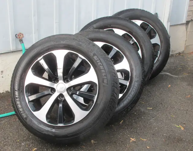 Tires on original rims, 2016 Kia Sorento in Tires & Rims in Hamilton - Image 2