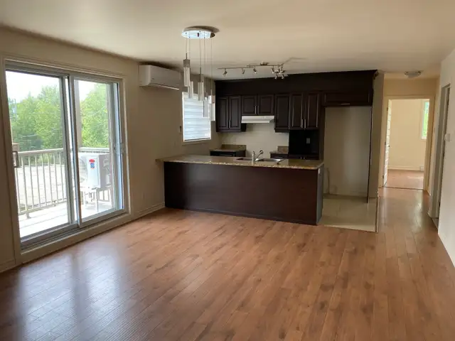 4.5 À LAVAL TRÈS TRANQUILLE CONSTRUCTION SUPÉRIEURE ASCENSEUR