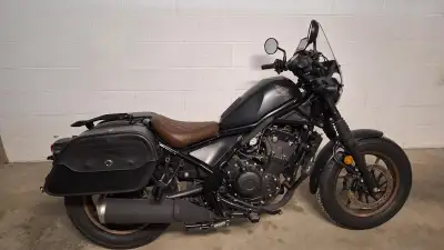 Rebel 500 noir mat acheté neuf en 2024. $ 2000.00 d'option, pare-brise, crashbar, sacoche cuir verro...