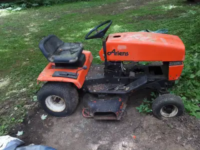 Tracteur à gazon Ariens (38 pouces) complet, mais sans moteur. Pour bricoleur ou pour pièces. Demand...