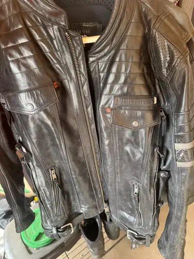 Was over $700 brand new Only worn a few times, in great shape Very heavy weight leather jacket Lots...