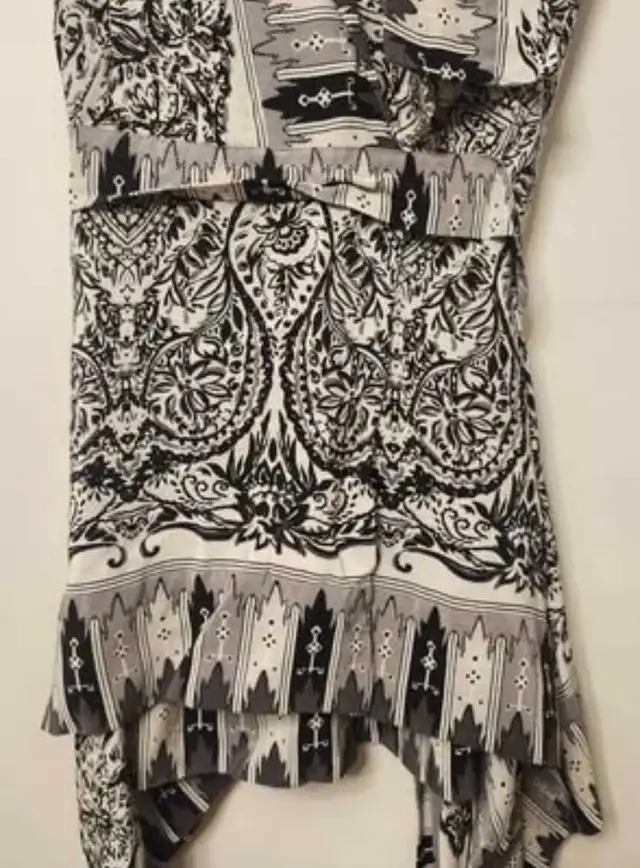 BCBG MAX AZRIA Women's Silk Sleeveless Blouse in Women's - Tops & Outerwear in Oakville / Halton Region - Image 5