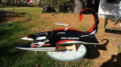UNIQUE Speed boat Scorpion electrique teleguidé + deux lipo batterie + chargeur +helice de spare+ gr...