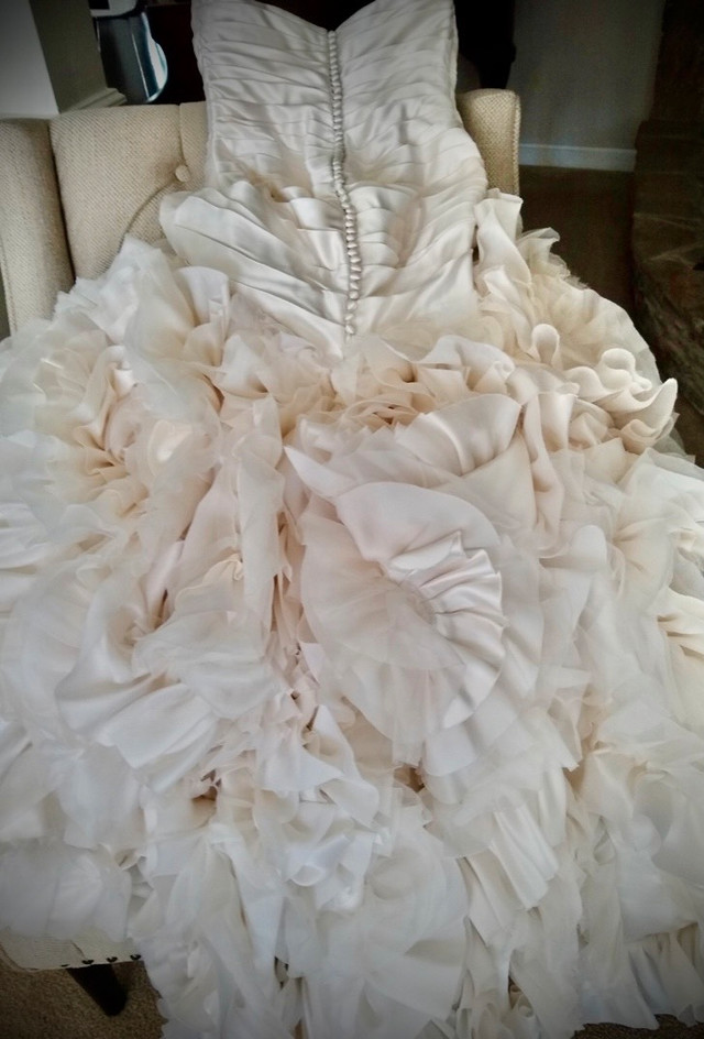 McCaffrey Haute Couture Designer Wedding Dress, Size 6 in Wedding in Gatineau - Image 3
