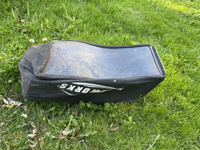 yardwork lawnmower basket bag in Lawnmowers & Leaf Blowers in City of Toronto - Image 3