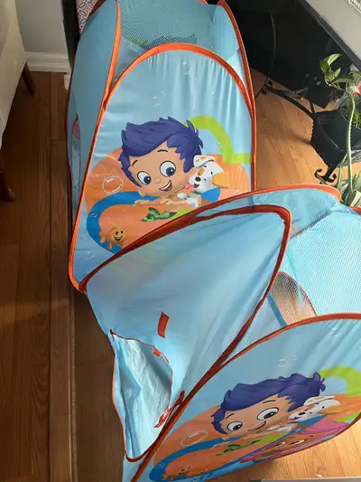 Deux (2) tentes Bubble Guppies pour enfants! 2 BUBBLE GUPPY - BUBBLE GUPPIES tents En excellent cond...