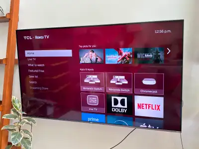 Smart tv . Roku TV In perfect condition Wall mount can be included I still have the original box Pic...